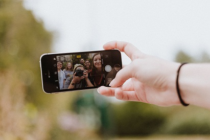 Brand Ambassador yang Relevan: Artis vs Influencer?